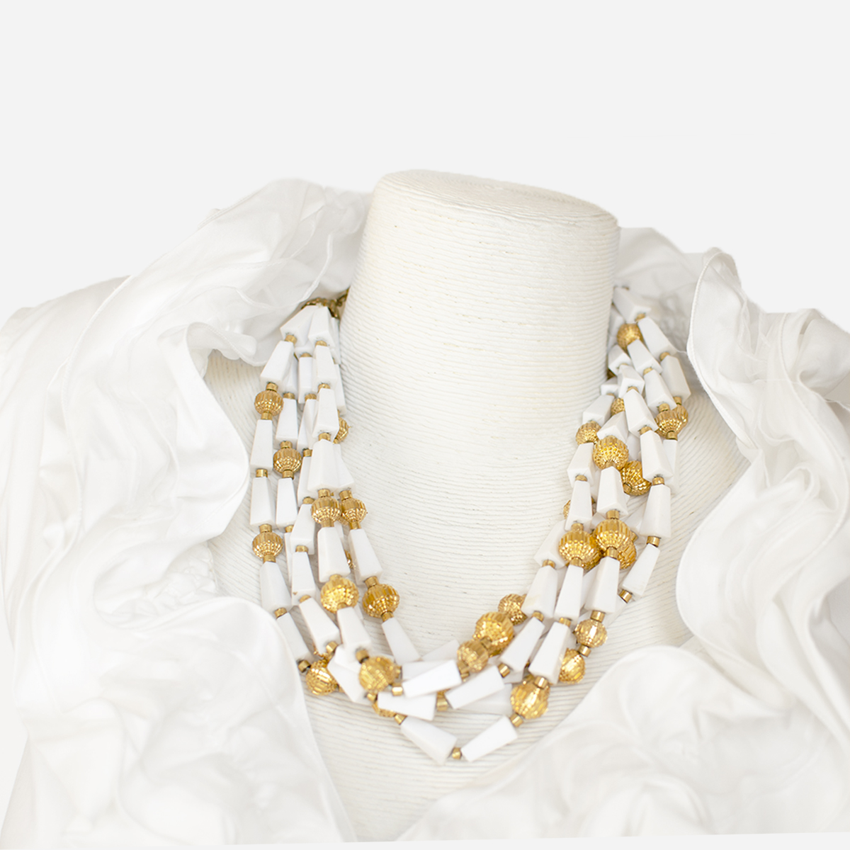 vintage 1970s white bead necklace