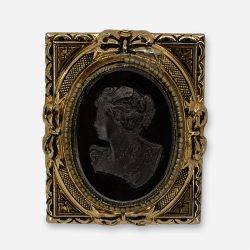 vintage 1940s cameo brooch