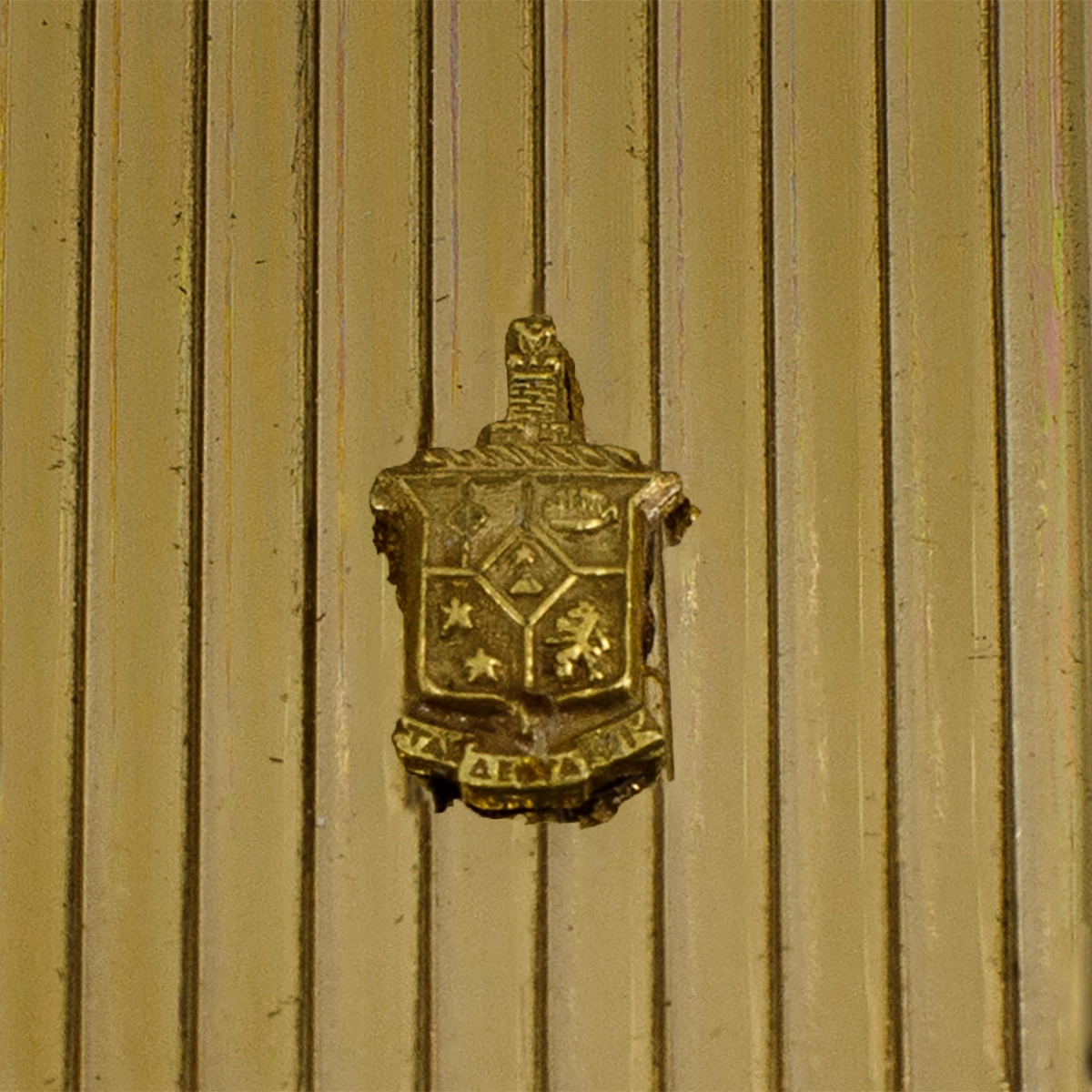 gold coat of arms