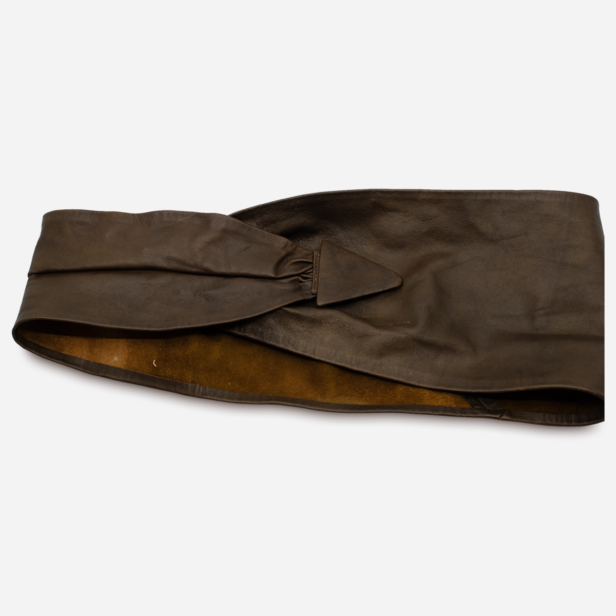 vintage womens brown leather belt flat-lay of wide brown belt showing length and buckle detail