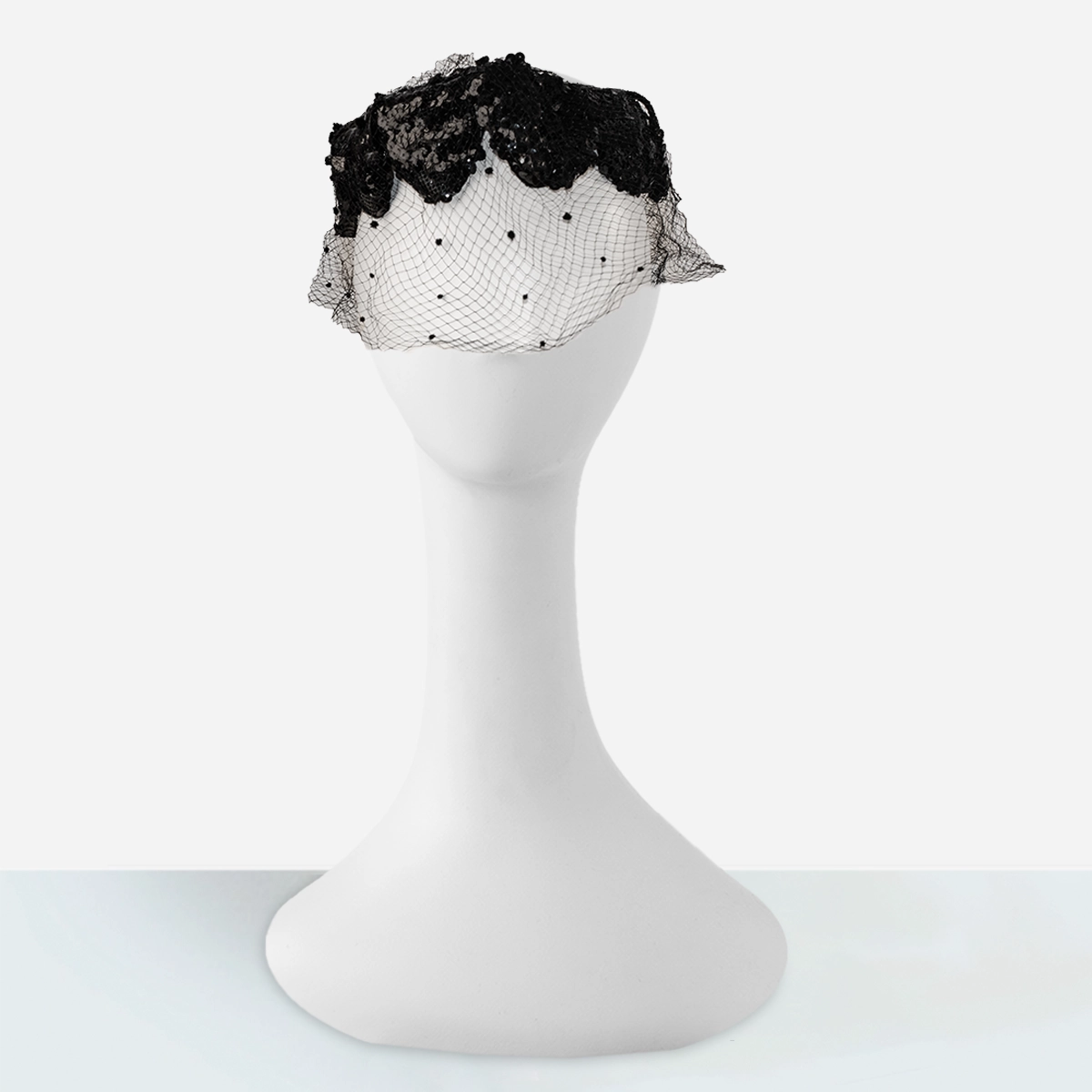 1950s pillbox hat with veil netting 1950s black pillbox hat featuring dotted veil netting.