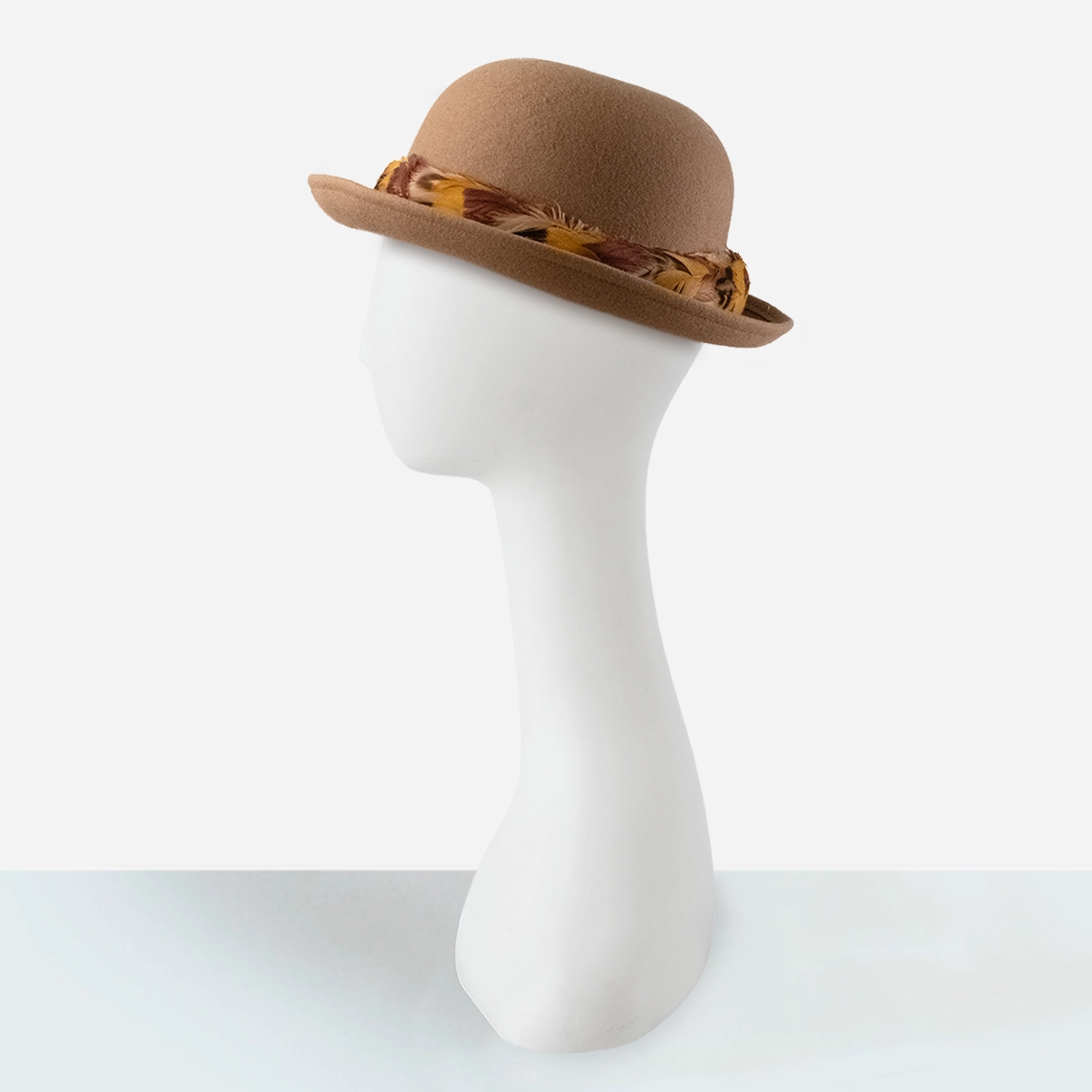 vintage womens pheasant feather hat Side view of vintage camel derby hat with feather trim.